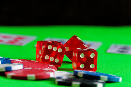 Spielwürfel und Chips im Casino | Foto: pixabay.com, CC0 Public Domain