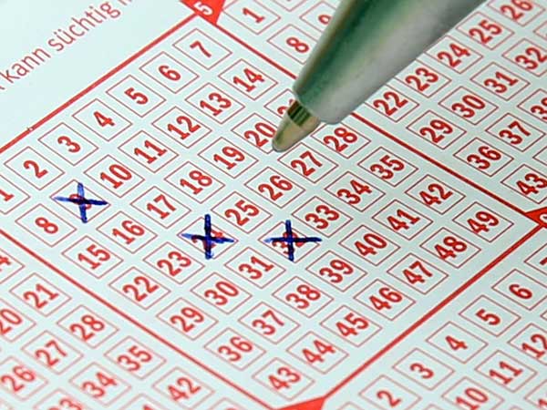 Wer Lotto spielt, füllt einen erworbenen Schein aus und wartet bei der Ziehung auf seine Zahlen. | Foto: Hermann, pixabay.com, CC0 Creative Commons