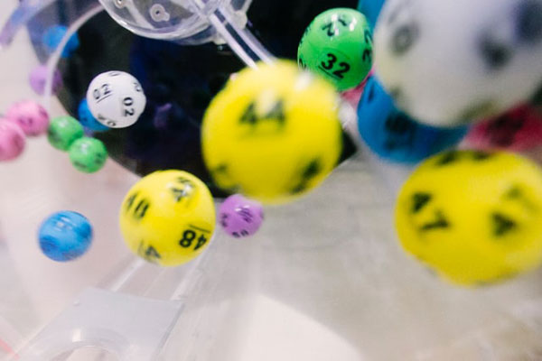 Wenn die Bälle durch den Korb fliegen, warten Lottospieler gespannt auf die Ziehung. | Bild: dylan nolte on unsplash.com